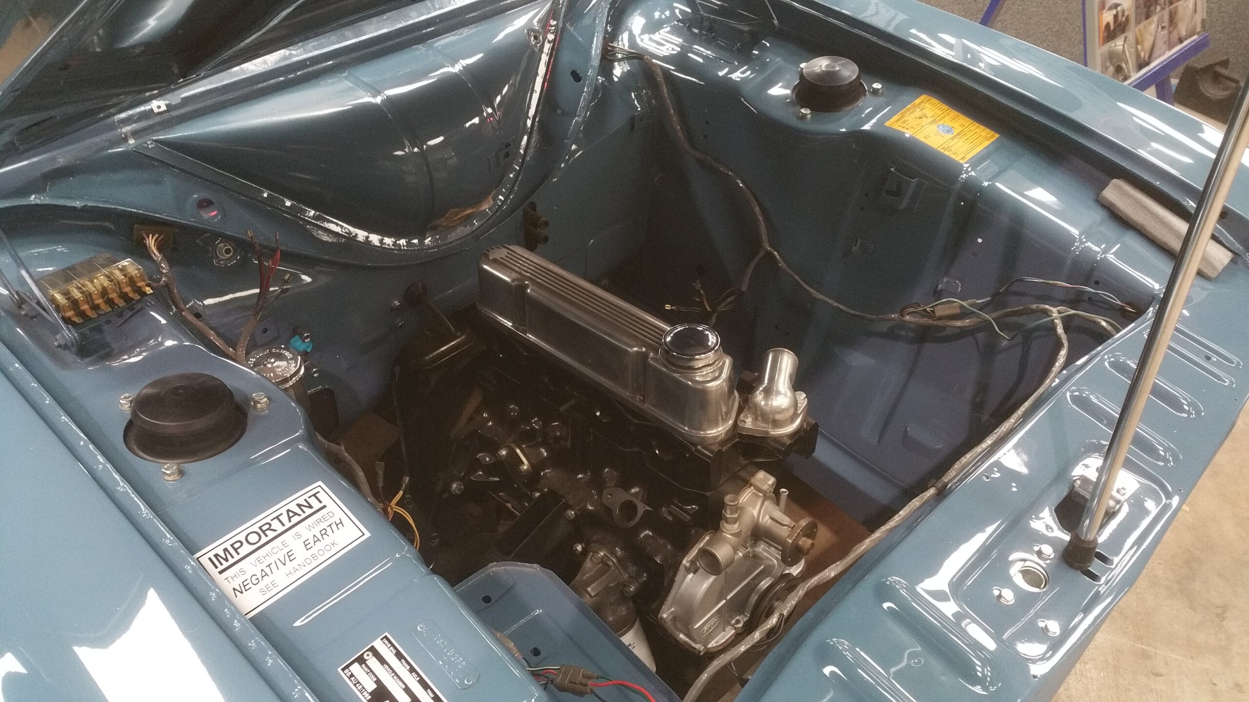 Compartiment moteur d’une Ford Cortina Mk2 en cours de restauration