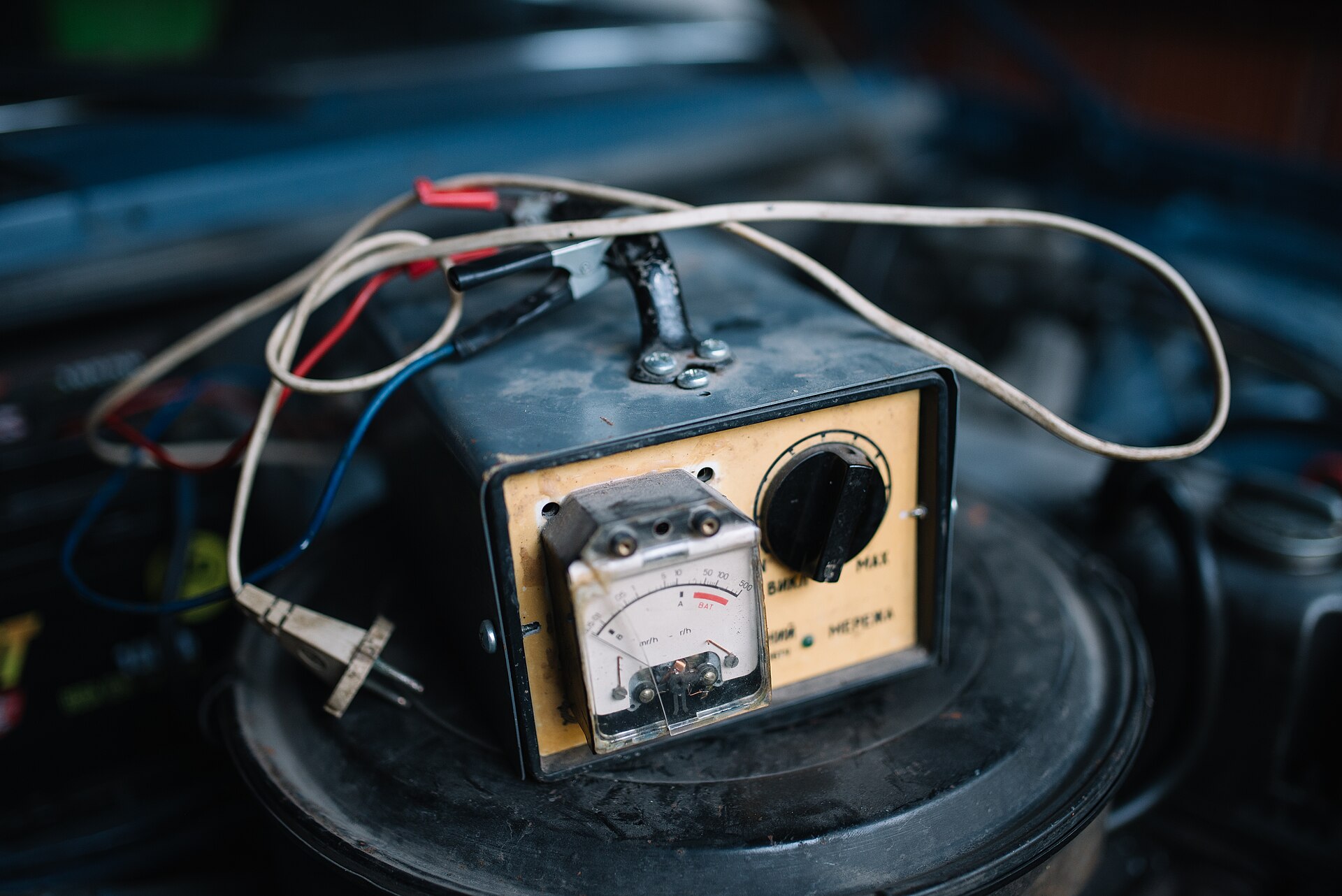 Ancien chargeur de batterie automobile avec ampèremètre et câbles