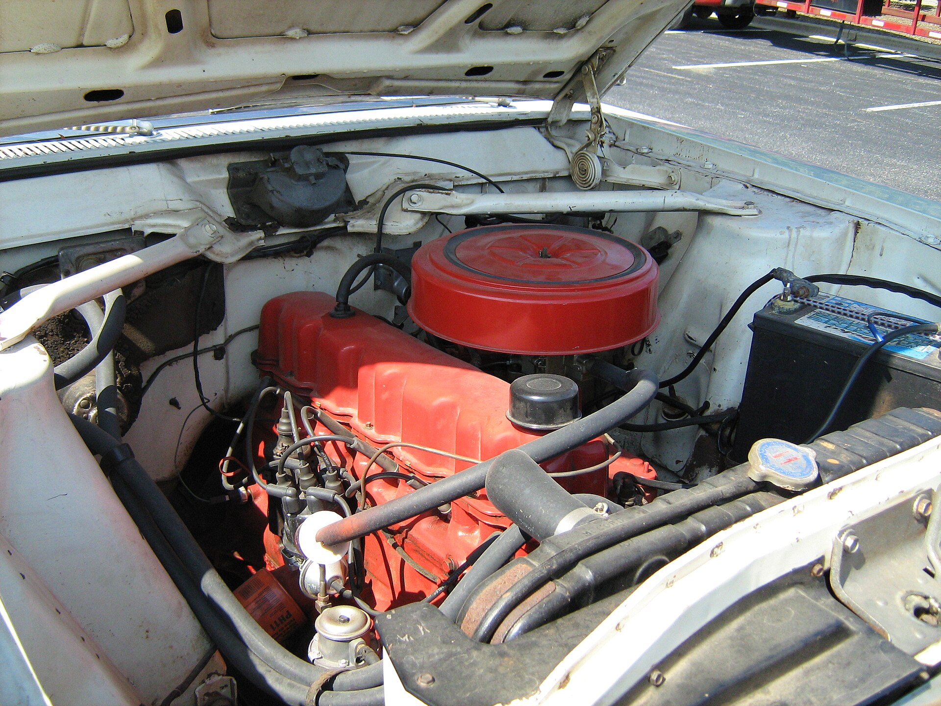 Compartiment moteur d’une Rambler Classic 770 de 1966 avec sa batterie