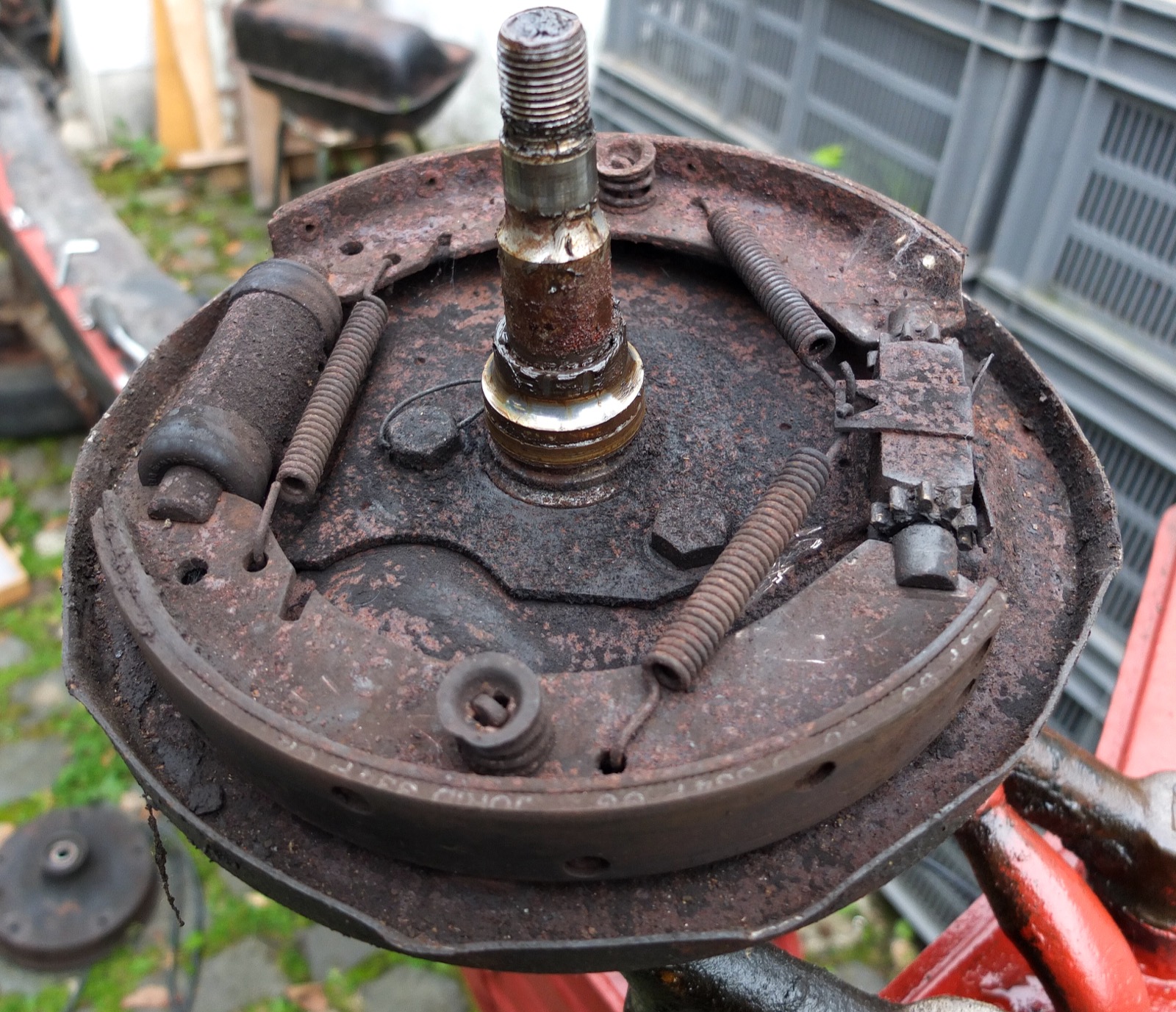 Frein à tambour corrodé d’une voiture ancienne