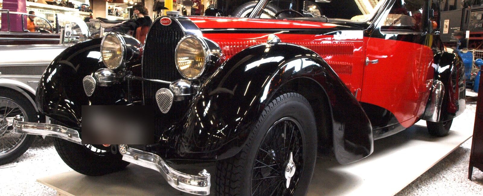 Bugatti ancienne exposée dans un espace de vente de voitures de collection