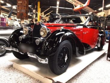 Bugatti ancienne exposée dans un espace de vente de voitures de collection