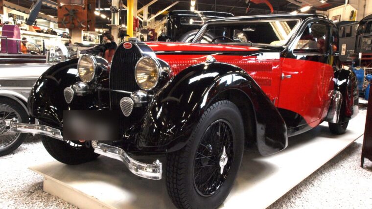 Bugatti ancienne exposée dans un espace de vente de voitures de collection