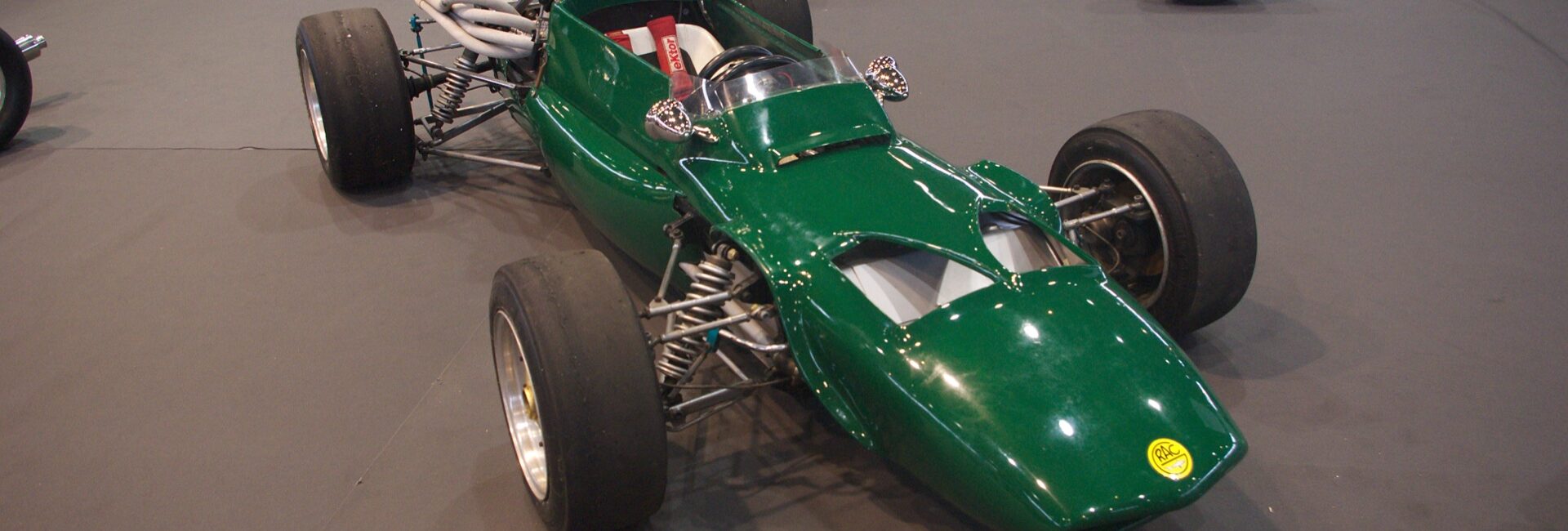 Monoplaces historiques exposées au salon Époqu’Auto