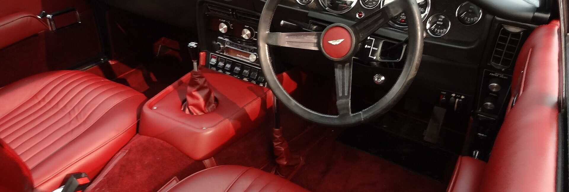 Habitacle d’une Aston Martin présentée lors d’une vente aux enchères de voitures anciennes
