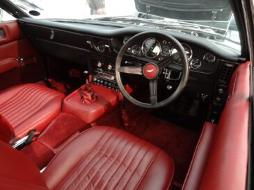 Habitacle d’une Aston Martin présentée lors d’une vente aux enchères de voitures anciennes