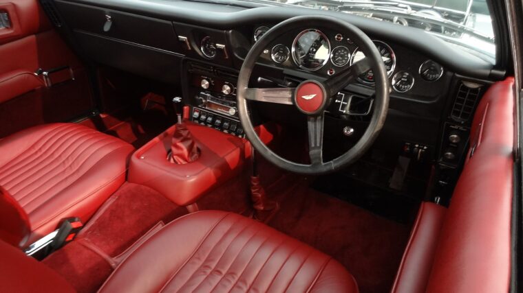 Habitacle d’une Aston Martin présentée lors d’une vente aux enchères de voitures anciennes