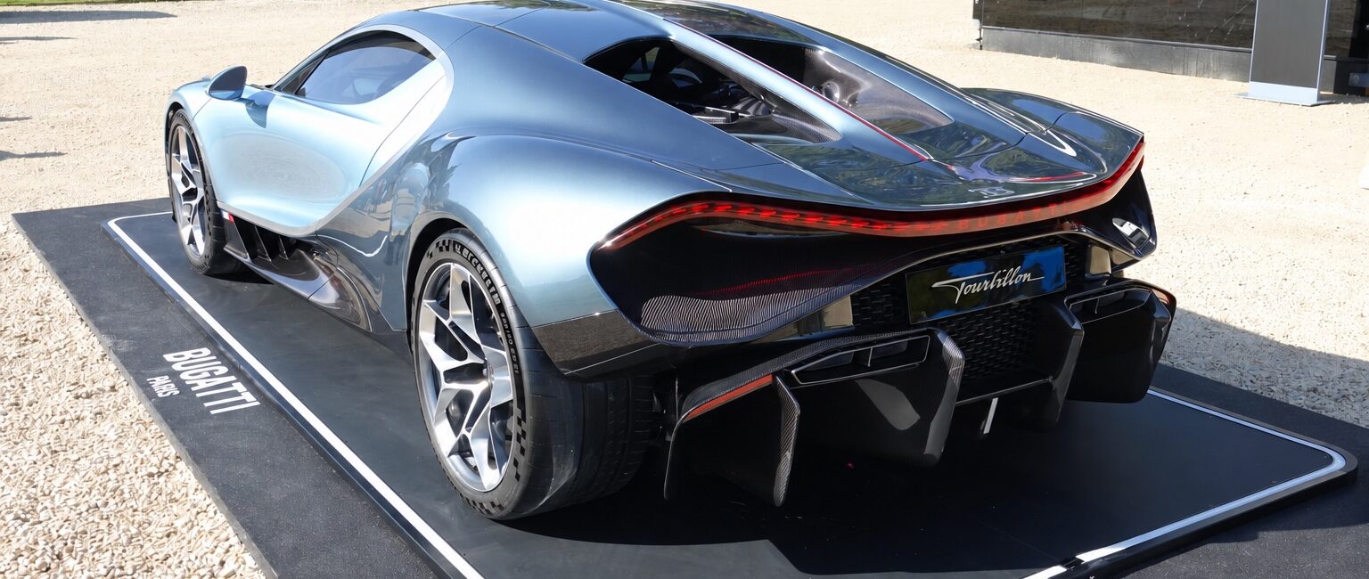 Bugatti Tourbillon bleu clair vue de trois quarts arrière