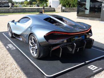 Bugatti Tourbillon bleu clair vue de trois quarts arrière