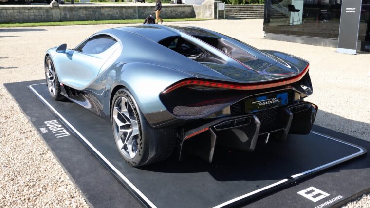 Bugatti Tourbillon bleu clair vue de trois quarts arrière
