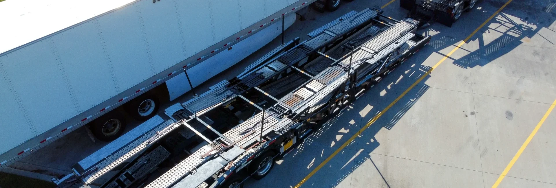 Automobiles transportées sur un camion porte-voitures
