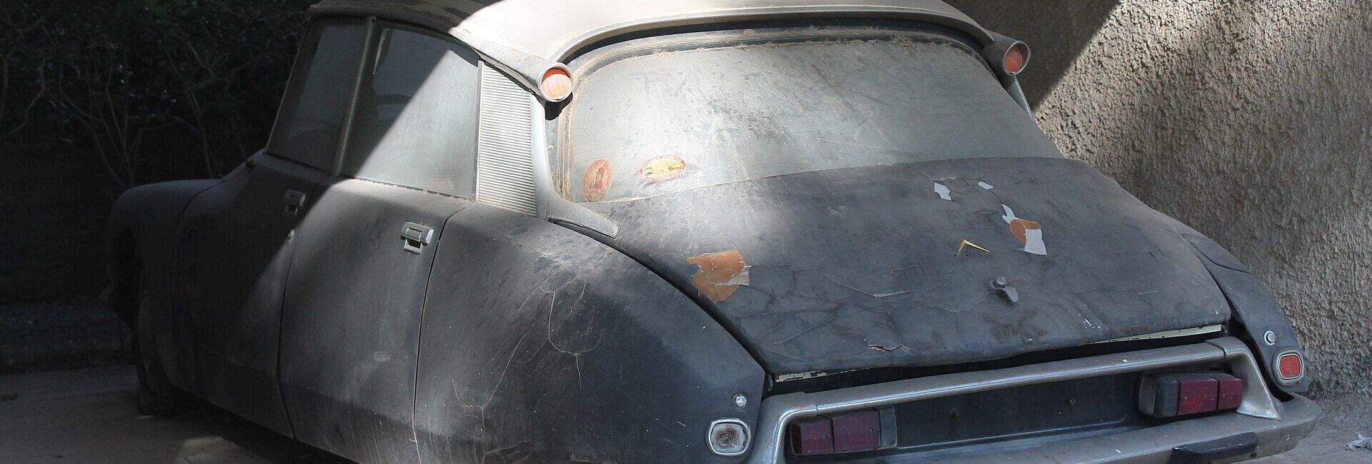 Citroën DS ancienne immobilisée dans un garage après une longue période de stockage