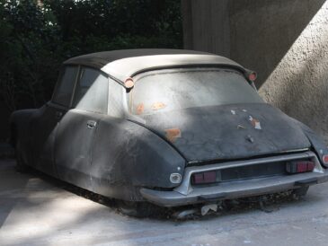 Citroën DS ancienne immobilisée dans un garage après une longue période de stockage