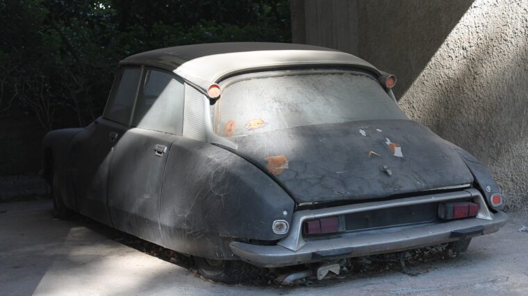 Citroën DS ancienne immobilisée dans un garage après une longue période de stockage