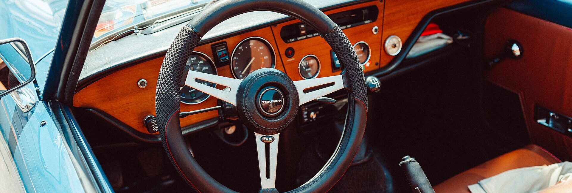 Volant et tableau de bord en bois d’une Triumph Spitfire ancienne