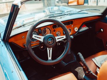 Volant et tableau de bord en bois d’une Triumph Spitfire ancienne