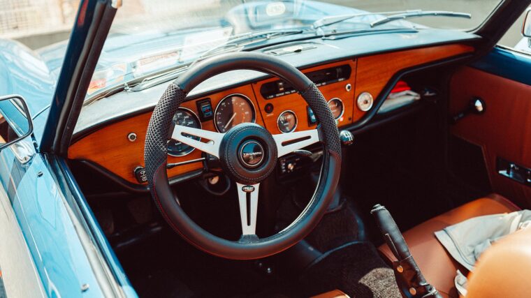 Volant et tableau de bord en bois d’une Triumph Spitfire ancienne