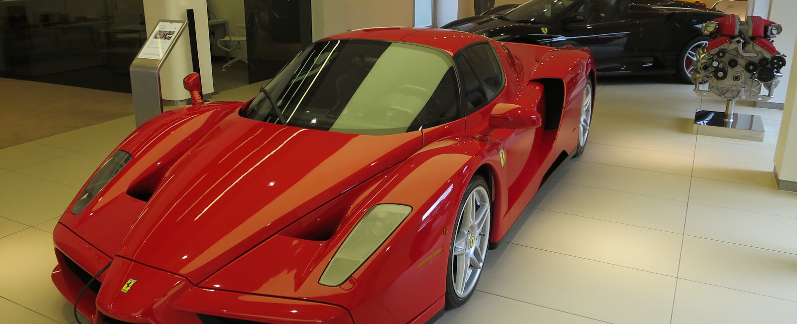 Ferrari Enzo rouge présentée dans un espace intérieur