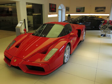 Ferrari Enzo rouge présentée dans un espace intérieur