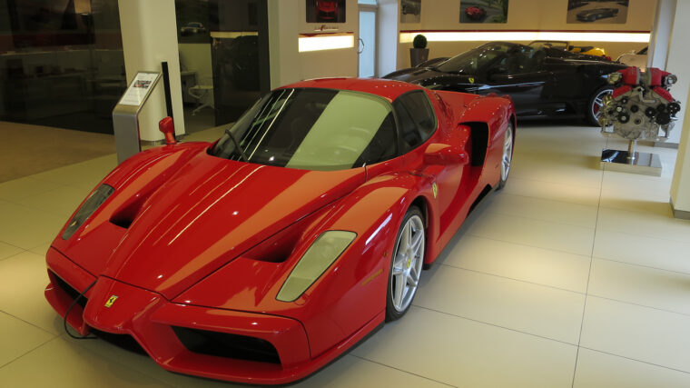 Ferrari Enzo rouge présentée dans un espace intérieur