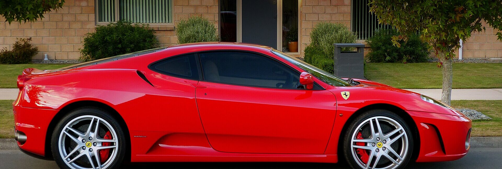 Ferrari F430 F1 rouge vue de profil