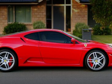 Ferrari F430 F1 rouge vue de profil