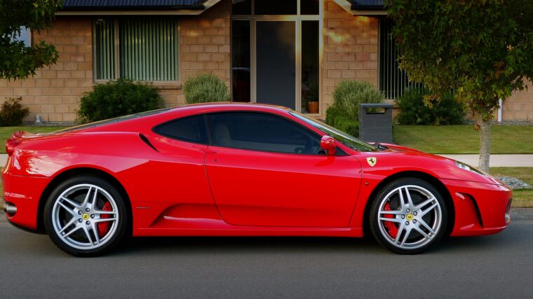 Ferrari F430 F1 rouge vue de profil