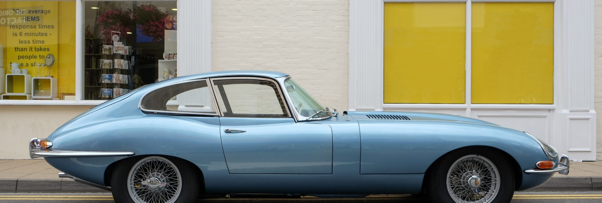 Jaguar Type E Série 1 coupé bleu vue de profil