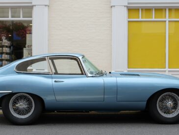 Jaguar Type E Série 1 coupé bleu vue de profil