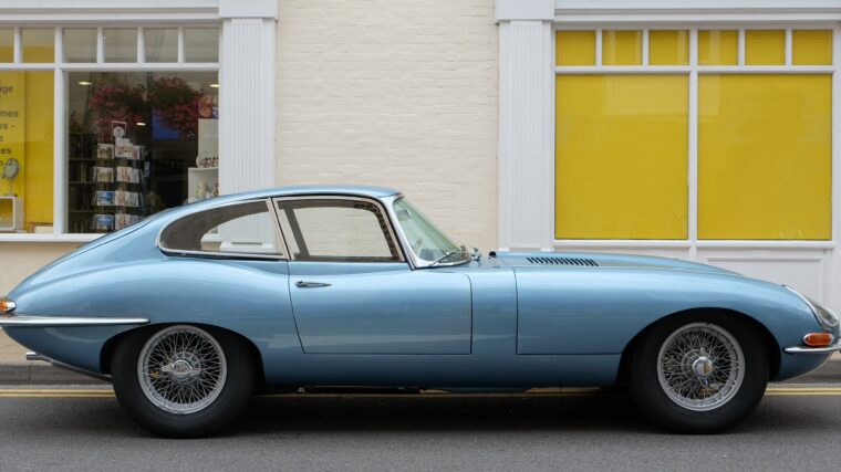 Jaguar Type E Série 1 coupé bleu vue de profil