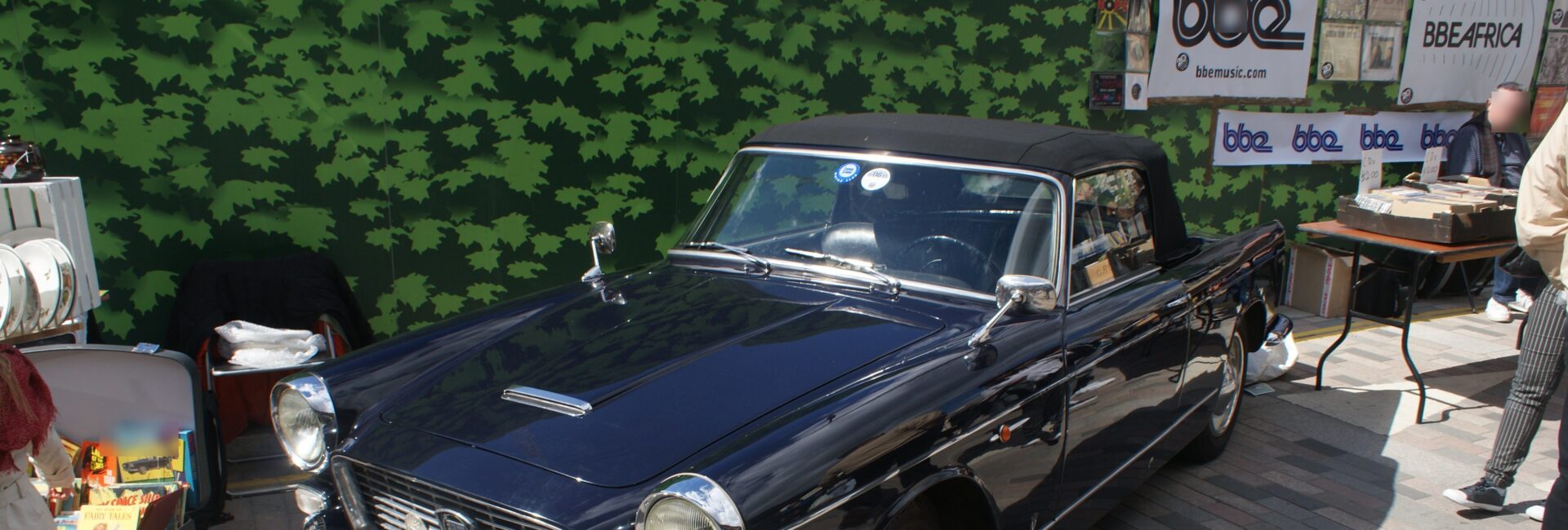 Lancia ancienne noire photographiée lors d’un rassemblement