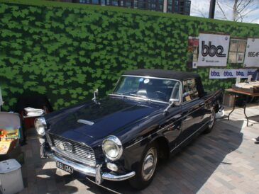 Lancia ancienne noire photographiée lors d’un rassemblement