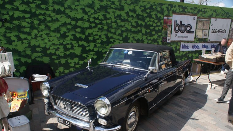 Lancia ancienne noire photographiée lors d’un rassemblement