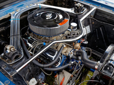 Compartiment moteur d’une Ford Mustang de 1965
