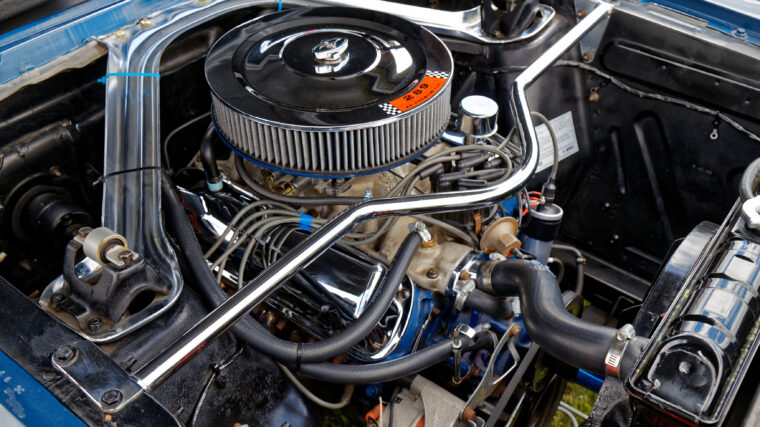 Compartiment moteur d’une Ford Mustang de 1965