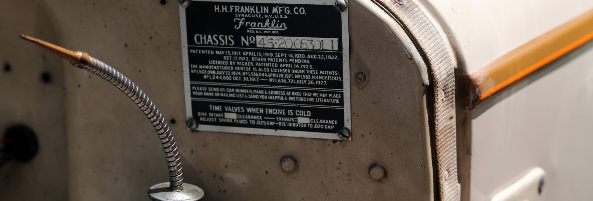 Plaque de numéro de châssis sur une voiture ancienne Franklin de 1930