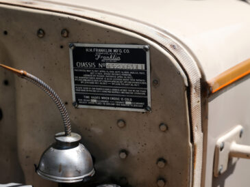 Plaque de numéro de châssis sur une voiture ancienne Franklin de 1930