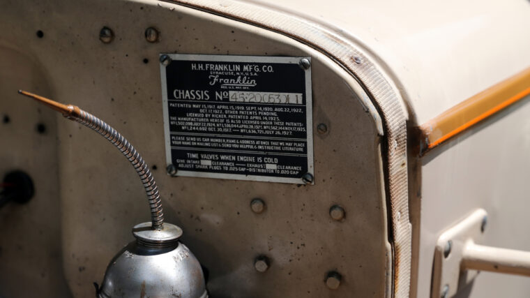 Plaque de numéro de châssis sur une voiture ancienne Franklin de 1930