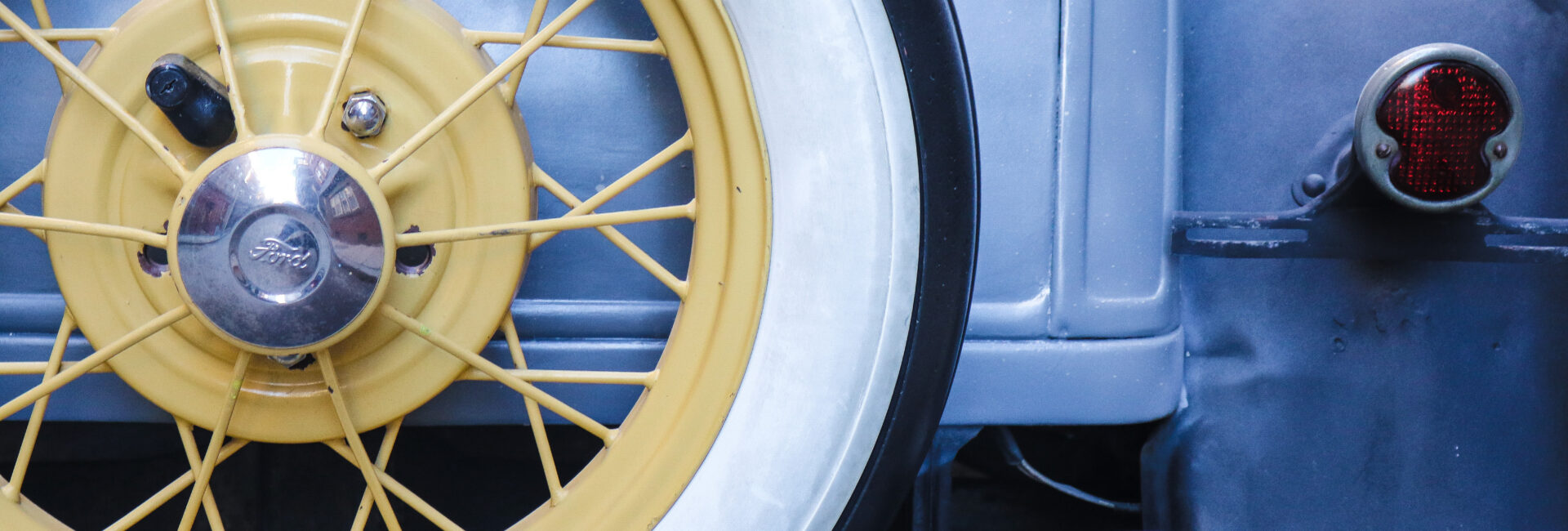 Roue à rayons et pneu à flanc blanc d’une voiture ancienne