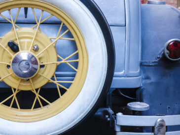 Roue à rayons et pneu à flanc blanc d’une voiture ancienne