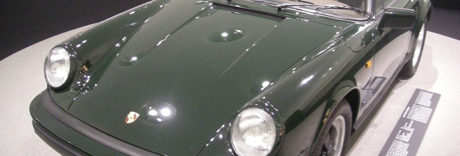 Porsche 911 Carrera 3.2 Coupé verte exposée au musée Porsche