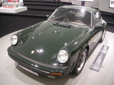 Porsche 911 Carrera 3.2 Coupé verte exposée au musée Porsche