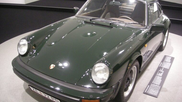 Porsche 911 Carrera 3.2 Coupé verte exposée au musée Porsche
