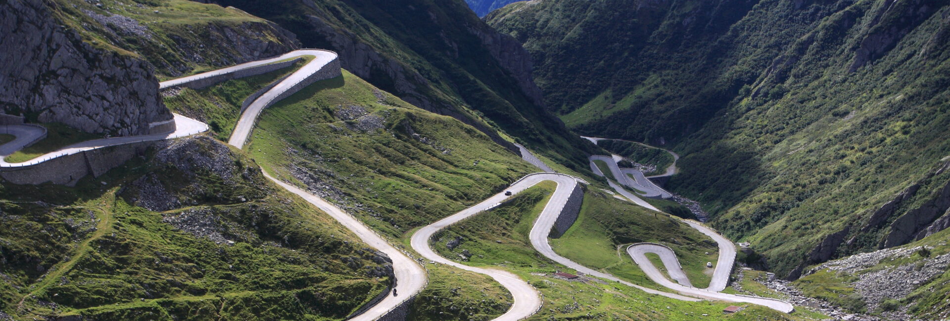 Route en lacets du col du Saint-Gothard dans les Alpes suisses