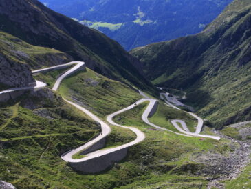 Route en lacets du col du Saint-Gothard dans les Alpes suisses