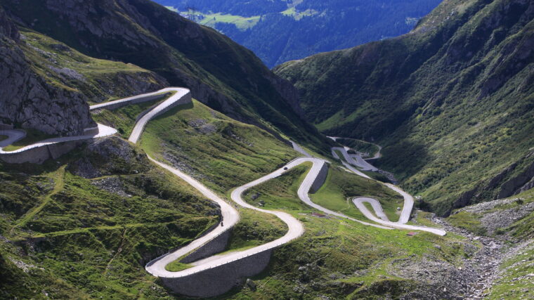 Route en lacets du col du Saint-Gothard dans les Alpes suisses