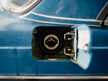 Trappe à carburant ouverte sur une voiture ancienne bleue