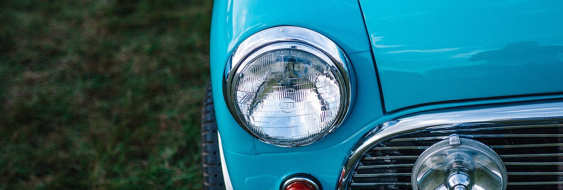 Phare et calandre chromée d’une voiture classique turquoise