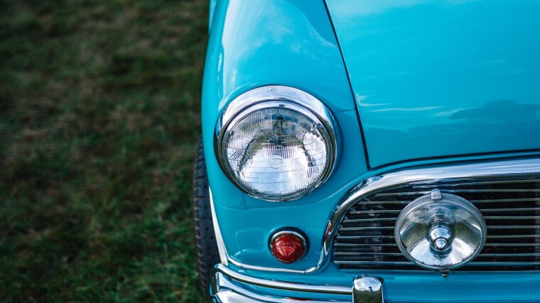 Phare et calandre chromée d’une voiture classique turquoise