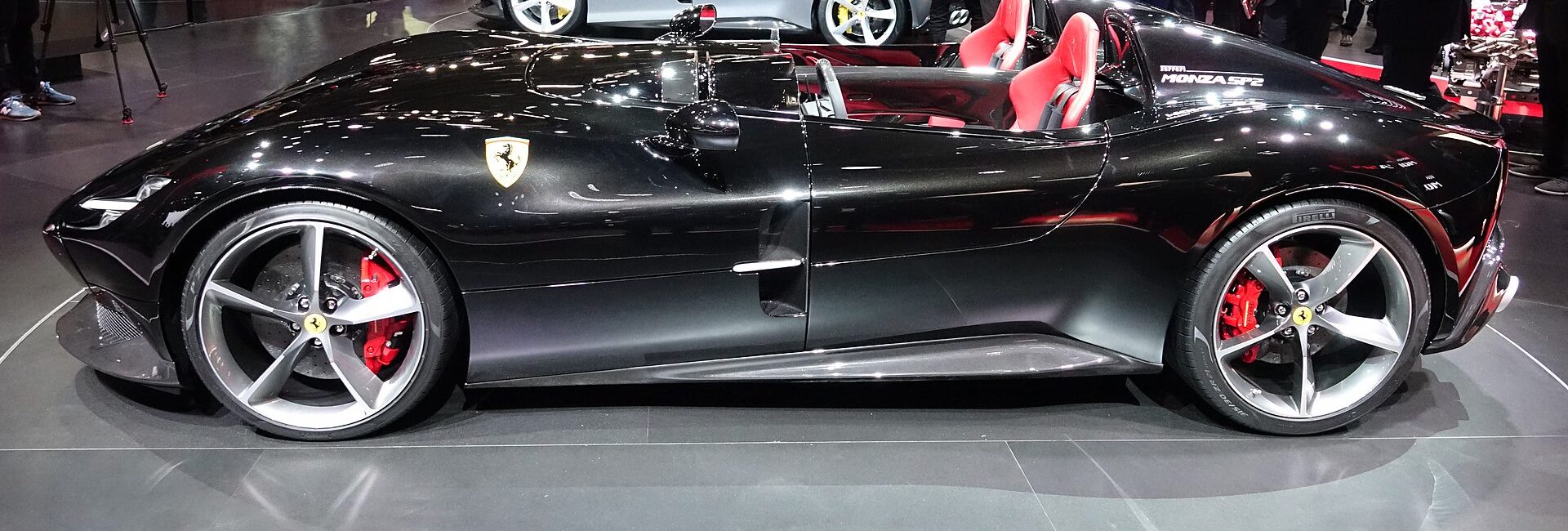Ferrari Monza SP2 noire au premier plan et Monza SP1 grise en arrière-plan